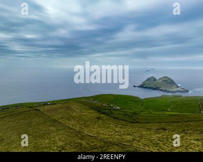 Küste mit Puffin Island und Skellig Islands, Ring of Kerry, Drohnenschuss, Moyrisk, Co Kerry, Irland Stockfoto