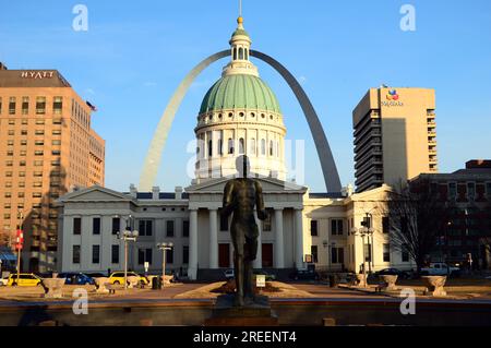 Eine Skulptur eines Läufers steht vor dem Old Courthouse und dem Gateway Arch in der Innenstadt von St. Louis Stockfoto