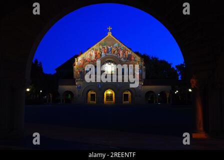 Die Memorial Chapel ist auf dem Campus der Stanford University in Palo Alto, Kalifornien, beleuchtet Stockfoto