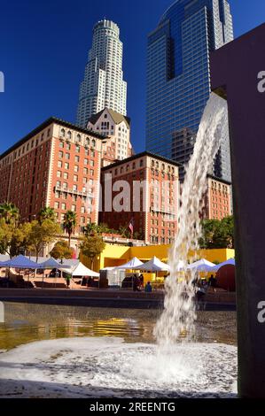 Wasserfälle aus einem Brunnen am Pershing Square, einer urbanen Oase mit Blick auf die Skyline von Los Angeles Stockfoto