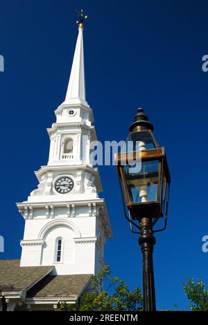 Der Kirchturm der historischen North Church in Portsmouth, Mew Hampshire, wird durch eine Nachbildung einer historischen Straßenlaterne ausgeglichen Stockfoto