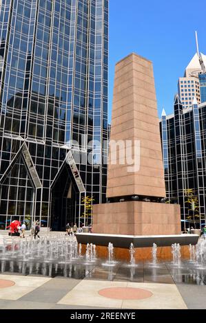 Wasserfontänen umgeben einen Obelisken im Zentrum des PPG Place im Zentrum von Pittsburgh, Pennsylvania Stockfoto