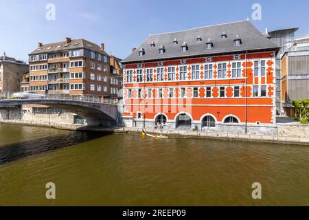Besuchen Sie Namur, Office du tourisme de Namur im alten roten Gebäude am Fluss Sambre, Namur, Wallonien, Belgien Stockfoto