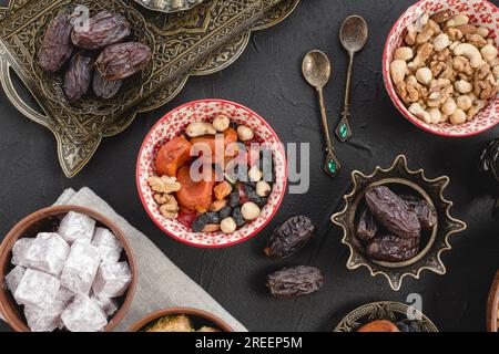 Ramadan Juicy Datteln getrocknete Früchte Nüsse Lupum schwarzer Hintergrund. Auflösung und hochwertige Fotos Stockfoto
