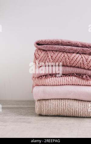 Gestapelte Strickpullover floor2. Auflösung und hochwertige Fotos Stockfoto