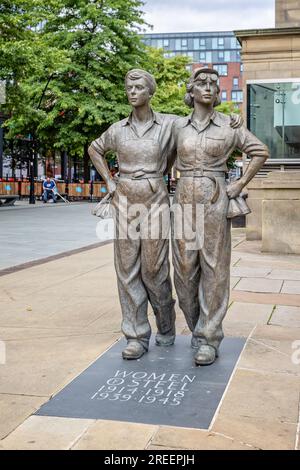 Skulptur Women of Steel vor dem Rathaus von Sheffield in Sheffield, South Yorkshire, Großbritannien, am 24. Juli 2023 Stockfoto