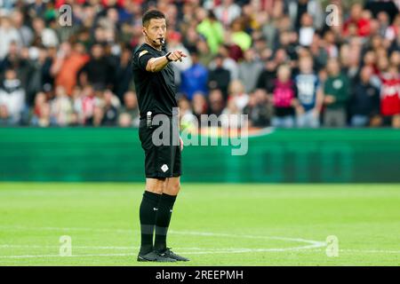 Rotterdam, Niederlande. 27. Juli 2023. ROTTERDAM, NIEDERLANDE - JULI 27: Schiedsrichter Jeroen Manschot während des Vorsaison-Freundschaftsspiels zwischen Feyenoord und Villarreal im Stadion Feijenoord am 27. Juli 2023 in Rotterdam, Niederlande (Foto von Hans van der Valk/Orange Pictures) Guthaben: Orange Pics BV/Alamy Live News Stockfoto