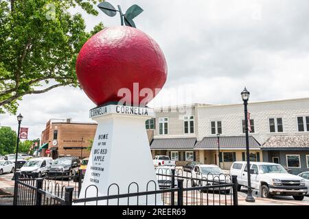 Cornelia Georgia, Kleinstadt, renovierte Gebäude, historisches Downtown Business Shopping Dining Viertel, Big Red Apple Monument, ehemaliger Apfelanbau Stockfoto