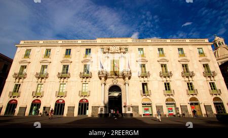 Piazza Universita, historisches Gebäude, Universität von Catania, Catania, Altstadt, Barocke Altstadt, Ostküste, Sizilien, Italien Stockfoto