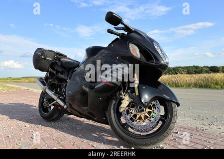 Tworog, Schlesien/Polen- 27. Juli 2023: Suzuki Hayabusa GSX1300R erste Generation, Modell 2007. Schwarzes Sportmotorrad, bekannt als schnellste Produktion Stockfoto