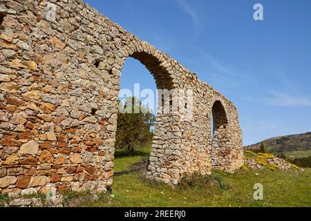 Römisches Aquädukt, Steinbogen, grüne Wiese, blauer Himmel, Madonie-Nationalpark, Frühling, Sizilien, Italien Stockfoto