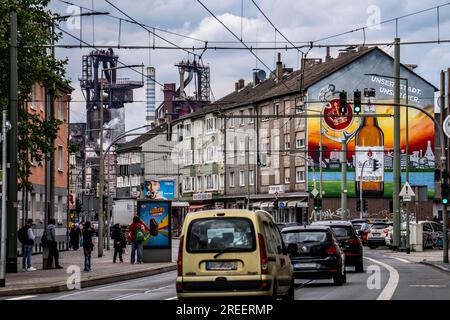 Friedrich-Ebert-Straße in Duisburg-Beeck, auf der Ebene König Brauerei, mit Blick nach Norden in Richtung Thyssenkrupp Stahlwerk, Hochöfen 8 + Stockfoto