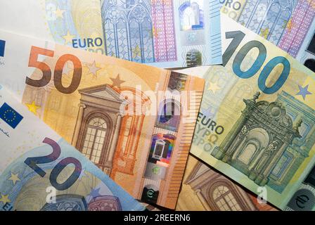 Europäisches Papiergeld mit 50 Euro, 100 Euro und rund 20 Euro-Banknoten Stockfoto