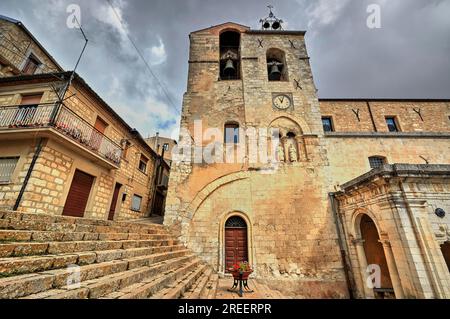 HDR-Aufnahme, Super-Weitwinkel-Aufnahme, Weitwinkel-Treppe, wolkiger Himmel, Kirchturm, Chiesa madre SS Pietro e Paolo, Kirche, Petralia Soprana, Platz Stockfoto