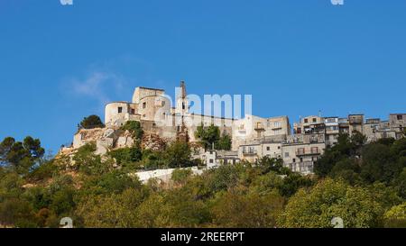 Petralia Soprana, Kirche in der Nähe, Bäume, blauer Himmel, Platz im Nationalpark, Madonie Nationalpark, Sizilien, Italien Stockfoto