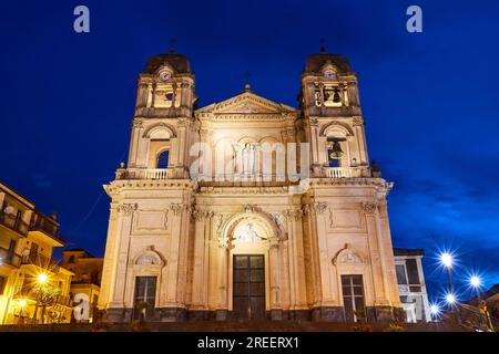 Schneebedeckte Gipfel, Bäume, Mauern aus Lavastrummen, Ätna, Vulkan, Ost-Sizilien, Sizilien, Italien Stockfoto