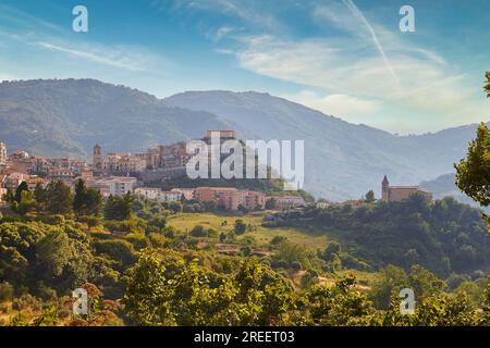 Altstadt auf einem Hügel, grüne Hügel überall, Bäume, Himmel getauscht, San Pierro Patti, Stadt, Nebrodi-Nationalpark, Sizilien, Italien Stockfoto