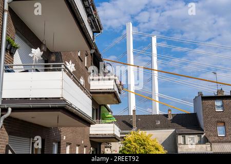 Brückenpiers der alten und ersten Hälfte der beiden neuen Brücken der Autobahn A40 über den Rhein in der Nähe von Duisburg Homberg, Wohnhäuser in Brüc Stockfoto