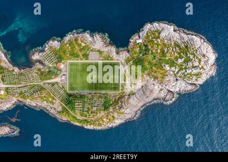 Luftaufnahme, Insel mit Fußballfeld, Henningsvaer, Vestvagoy, Lofoten, Norwegen Stockfoto