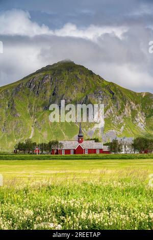 Flakstad Kirke, die rote Pfastenkirche von Flakstad, Holzkirche, Flakstad, Flakstadoya, Lofoten, Norwegen Stockfoto