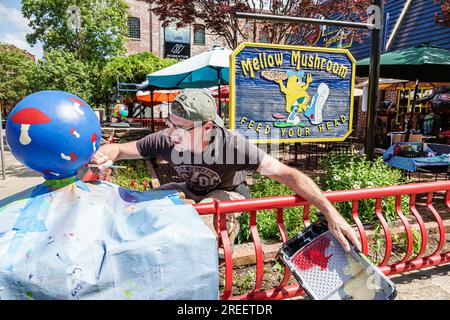 Asheville North Carolina, Downtown, Mellow Mushroom Restaurant Dining out, zwangloses Cafe Bistro Food, Business, Männermalerei Globus Dekor Stockfoto