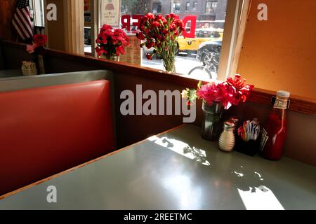 Sitzecke und Innenausstattung eines klassischen amerikanischen Diner in New York City Stockfoto