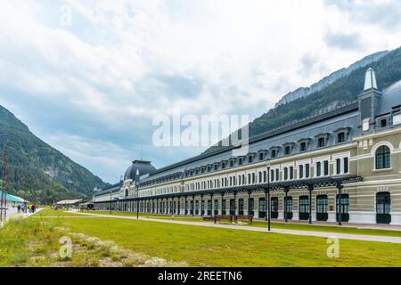 Panoramablick auf den alten Bahnhof Canfranc in den Aragonesischen Pyrenäen. Spanien Stockfoto