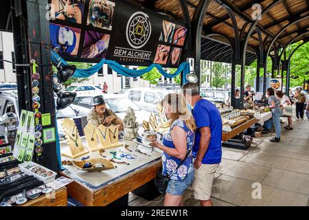 Asheville North Carolina, Makers Market in der Grove Arcade, Kunsthandwerk handgefertigt, Verkäufer verkaufen, Verkaufsstände Verkaufsstände, Händler Souvenirs Geschenke, ein paar m. Stockfoto