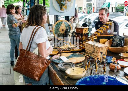 Asheville North Carolina, Makers Market in der Grove Arcade, Kunsthandwerk handgefertigt, Verkäufer verkaufen, Verkaufsstände Verkaufsstände, Händler Souvenirs Geschenke, Frau sh Stockfoto