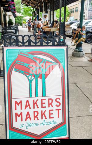 Asheville North Carolina, Makers Market in der Grove Arcade, Kunsthandwerk handgefertigt, Verkäufer verkaufen, Verkaufsstände Verkaufsstände, Händler Souvenirs Geschenke Stockfoto