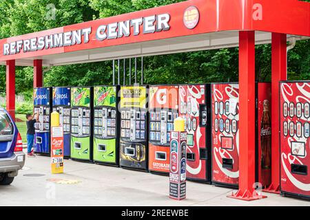 Asheville North Carolina, Tankstelle, Erfrischungszentrum, Getränkeautomaten, Cola Coca-Cola Pepsi Mountain Dew Gatorade, Junge Stockfoto