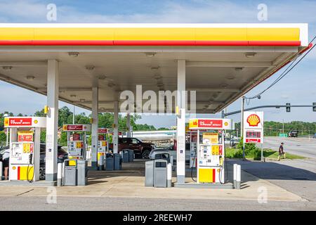 Flat Rock North Carolina, Shell-Tankstelle Selbstbedienung, Autos, Autos, Fahrzeuge, die auffüllen Stockfoto