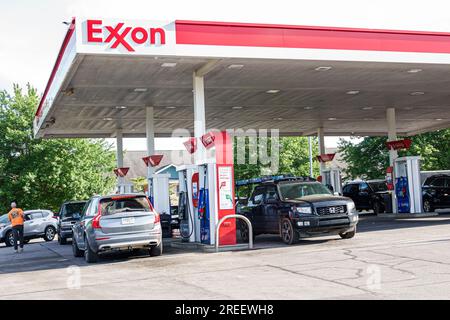 Flat Rock North Carolina, Exxon Tankstelle Selbstbedienung, Autos, Autos, Autos, die auffüllen Stockfoto