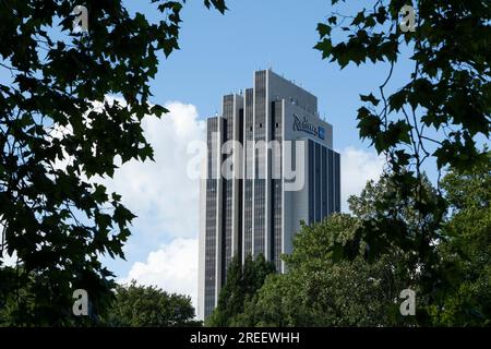 Blick auf das Radisson Blue Hotel vom Planten un Blomen Park in Hamburg Stockfoto