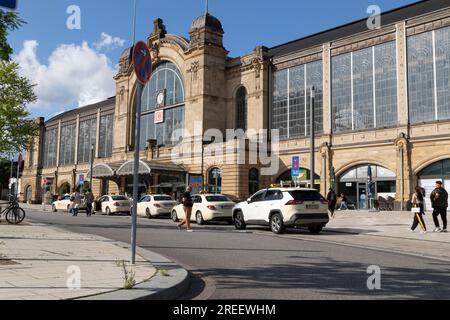 Taxis parken an einem Taxistand vor dem Dammtor-Bahnhof in Hamburg Stockfoto