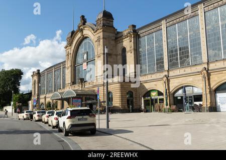 Taxis parken an einem Taxistand vor dem Dammtor-Bahnhof in Hamburg Stockfoto