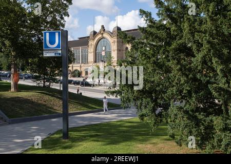 Schild der U-Bahn-Station Stephansplatz, Linie U1 und Bahnhofsvorplatz am Bahnhof Dammtor in Hamburg Stockfoto