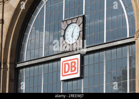 Logo der Deutschen Bundesbahn und Bahnhofsuhr am Dammtor-Bahnhof in Hamburg Stockfoto