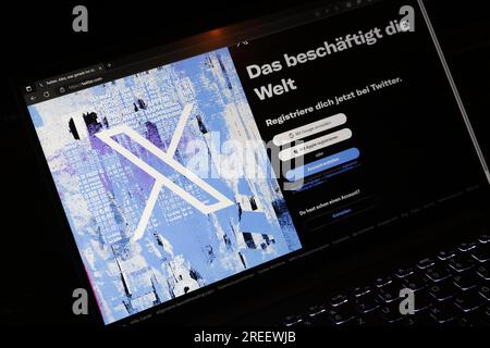 Symbolisches Bild von sozialen Medien, Nahaufnahme eines Laptopbildschirms mit Browser und Twitter-Website mit X-Logo, Deutschland Stockfoto