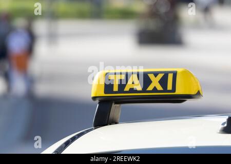 Detailansicht, Schild eines wartenden Taxis an einem Taxistand in Hamburg Stockfoto