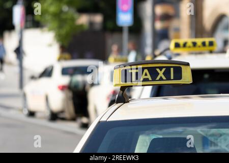 Detailansicht, Schild eines wartenden Taxis an einem Taxistand in Hamburg Stockfoto