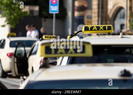 Detailansicht, Schild eines wartenden Taxis an einem Taxistand in Hamburg Stockfoto