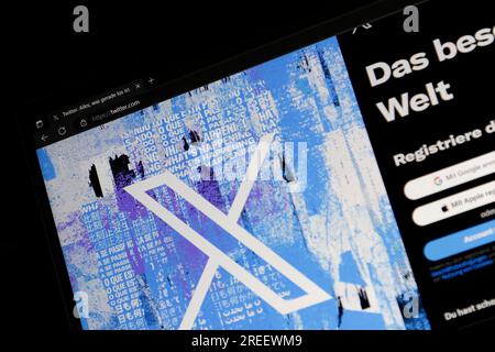 Symbolisches Bild von sozialen Medien, Nahaufnahme eines Laptopbildschirms mit Browser und Twitter-Website mit X-Logo, Deutschland Stockfoto