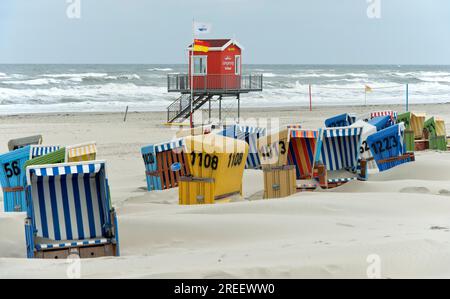Leere Liegen an einem windigen Tag am Strand von Langeoog, Ostfriesische Inseln, Niedersachsen, Deutschland Stockfoto