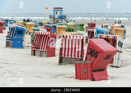 Leere Liegen an einem kühlen Tag in der Frühsaison am Strand von Langeoog, Ostfriesische Inseln, Niedersachsen, Deutschland Stockfoto