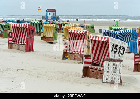 Leere Liegen an einem kühlen Tag in der Frühsaison am Strand von Langeoog, Ostfriesische Inseln, Niedersachsen, Deutschland Stockfoto