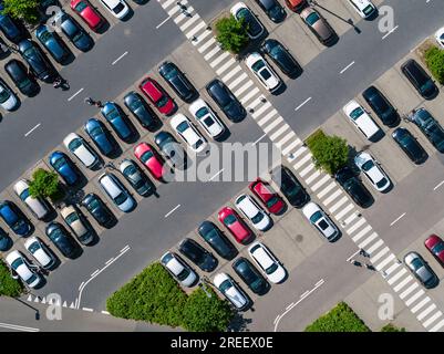 Luftaufnahme von Autos, die auf dem Parkplatz geparkt sind Stockfoto