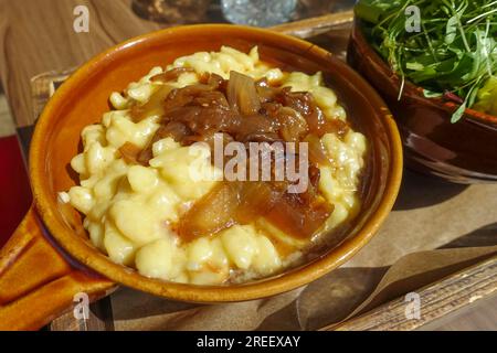 Schwäbische Küche, Kaesspaetzle mit geschmorten Zwiebeln, Pasta, typisch schwäbische, herzhafte Hausmannskost, traditionelle Küche, Lebensmittelfotografie, Deutschland Stockfoto