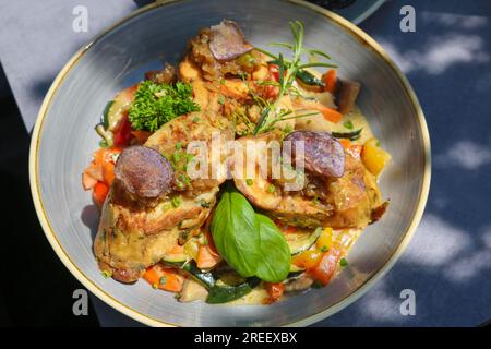 Vegetarische Küche, sautierte Knödel auf bunten Gemüse, Brotknödel, Rosmarin, Basilikum, Petersilie, Zucchini, Karotten, rote Paprika, Hauptgericht Stockfoto