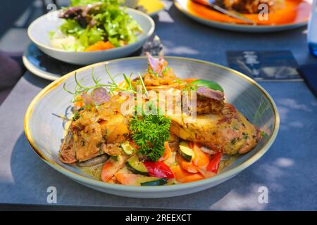 Vegetarische Küche, sautierte Knödel auf bunten Gemüse, Brotknödel, Rosmarin, Basilikum, Petersilie, Zucchini, Karotten, rote Paprika, Hauptgericht Stockfoto